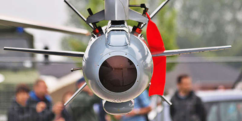 Delilah thực hiện những tính năng này thông qua liên kết dữ liệu cho phép con người kiểm soát tên lửa tấn công mục tiêu. Điều này đồng nghĩa với việc người kiểm soát hệ thống vũ khí ở một máy bay cách xa 210 km vẫn có thể điều hướng tên lửa linh hoạt, chính xác.