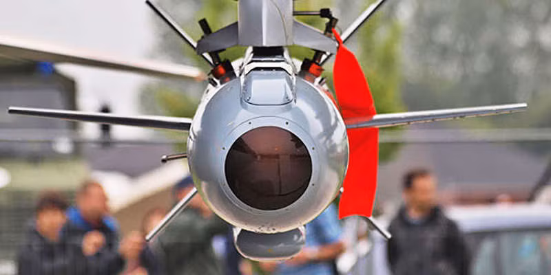 Delilah thực hiện những tính năng này thông qua liên kết dữ liệu cho phép con người kiểm soát tên lửa tấn công mục tiêu. Điều này đồng nghĩa với việc người kiểm soát hệ thống vũ khí ở một máy bay cách xa 210 km vẫn có thể điều hướng tên lửa linh hoạt, chính xác.