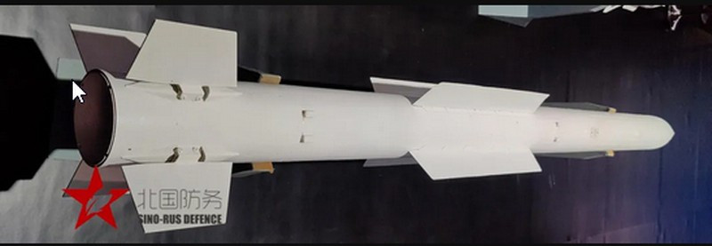 Thay đổi lớn nhất của K-77M so với R-77 có thể nhìn thấy trực tiếp nhất chính là việc thay thế cánh đuôi dạng lưới tản nhiệt bằng cánh đuôi thông thường lớn hơn.