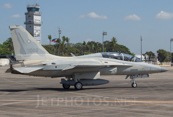 Về thông số của chiếc tiêm kích hạng nhẹ “Đại bàng vàng” này, FA-50 sở hữu chiều dài thân là 13.1m, sải cánh 9.45m và chiều cao đạt 4.94m. Trọng lượng cất cánh của TA-50 là 12,3 tấn và có kíp phi công bao gồm 2 phi hành đoàn.