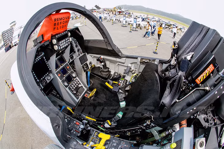 Đi kèm với hoả lực tương đối “khủng”, đảm bảo hoàn toàn về nhu cầu khi làm nhiệm vụ, FA-50 cũng sở hữu cho mình rất nhiều công nghệ hiện đại đi kèm để hỗ trợ nó khi tác chiến như thiết bị cảm biến tấn công tự chủ tân tiến, mang khả năng tập trung đa mục tiêu cùng lúc. 