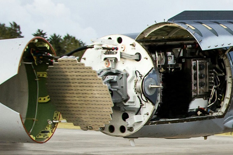 Đặc biệt, trong các công nghệ hiện đại xuất hiện trên tiêm kích hạng nhẹ này, không thể không kể đến sự xuất hiện của radar EL/M-2032 được Israel sản xuất. Nhờ hệ thống radar này, FA-50 có thể phát hiện, săn đuổi mục tiêu từ khoảng cách có thể lên tối đa 150km.