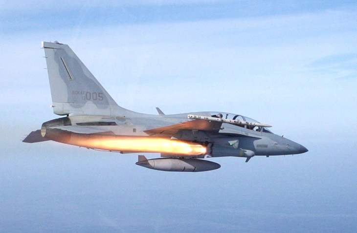 Cùng với các loại bom và tên lửa, để hỗ trợ công tác trên mặt trận và tự vệ, FA-50 cũng được trang bị cho mình một pháo xoay 3 nòng tự động General Dynamics A-50 với 205 viên đạn, cỡ nòng 20mm. 