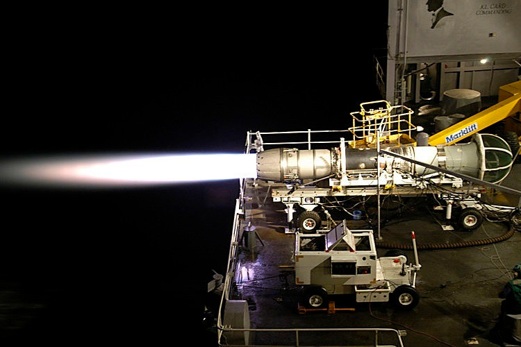 Ngoài ra, FA-50 cũng là một chiến đấu cơ siêu âm, với việc trang bị động cơ đẩy sau mạnh mẽ General Electric F404, FA-50 có gia tốc cực đại tương đối lớn, đạt tới Mach 1.5.