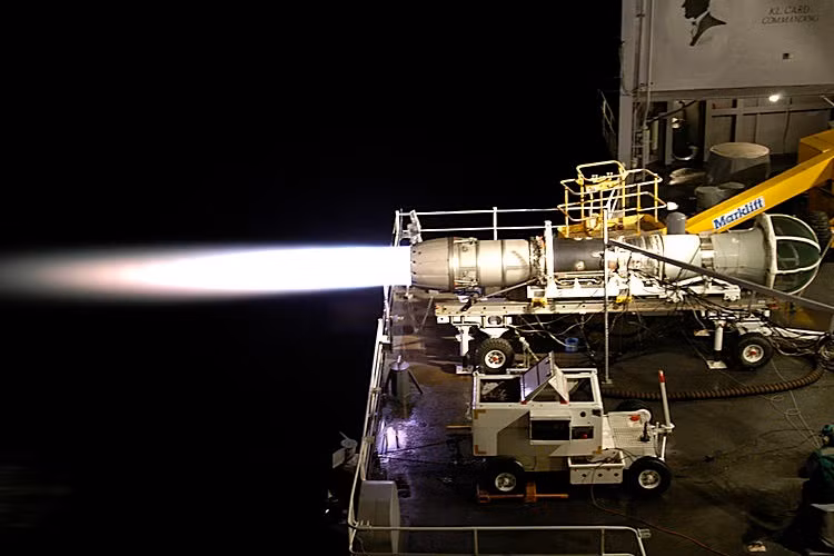 Ngoài ra, FA-50 cũng là một chiến đấu cơ siêu âm, với việc trang bị động cơ đẩy sau mạnh mẽ General Electric F404, FA-50 có gia tốc cực đại tương đối lớn, đạt tới Mach 1.5.