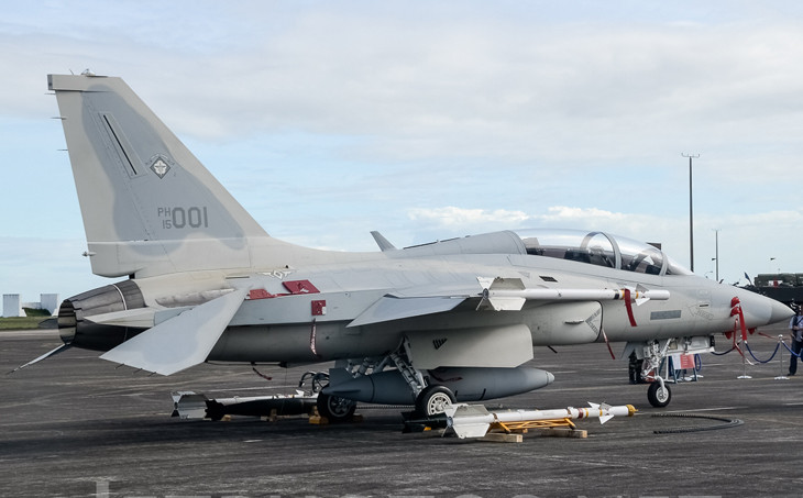 Tuy chỉ là một chiến đấu cơ hạng nhẹ, nhưng vũ trang của FA-50 có sức mạnh hoả lực tương đối tốt, tiêm kích này có khả năng mang theo mình tới trên 3,7 tấn vũ khí với 7 giá treo (gồm 4 dưới cánh, 2 đầu mút cách cánh và 1 dưới thân). 