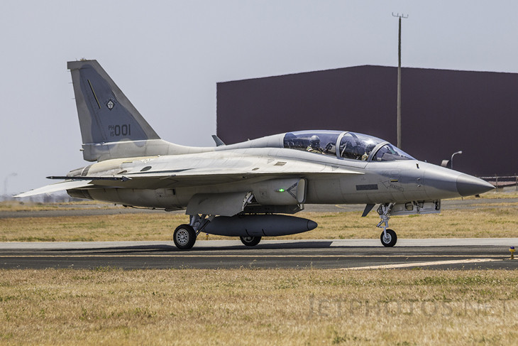 Và KAI FA-50 chính là phiên bản được tiên tiến nhất của chương trình T-50 của Hàn Quốc, sở hữu dung tích nhiên liệu bên trong lớn hơn, hệ thống điện tử hàng không tăng cường, radome dài hơn và liên kết dữ liệu chiến thuật.