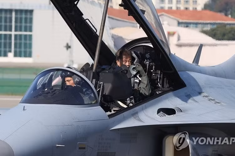 “Lần đầu tiên với tư cách là Tổng thống Hàn Quốc, hôm nay tôi đã lượn qua bầu trời trên một tiêm kích nội địa. Tôi có thể cảm nhận “sự rạng ngời” của tiêm kích TA-50, thứ mà chúng ta đã tự phát triển”, hãng tin Yonhap trích lời Tổng thống Moon phát biểu tại Triển lãm ADEX 2021.