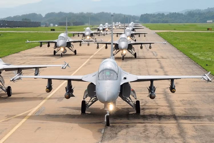 Và tình đến nay, ngoài Hàn Quốc, còn 4 quốc gia khác đang sở hữu và khai tác các máy bay siêu âm thuộc khuôn khổ chương trình T-50 này, trong đó có cả các quốc gia thuộc khu vực Đông Nam Á như Philippines và Thái Lan. Nguồn ảnh: Pinterest.