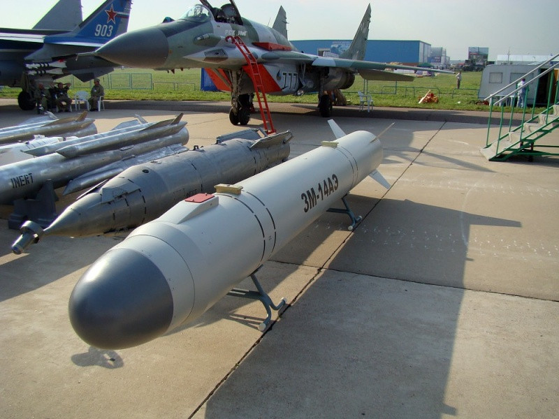 Về chi tiết hai loại vũ khí trên, đầu tiên là tên lửa Kalibr, đây là một loại tên lửa hành trình đa năng của Nga, tên ký hiệu NATO của loại tên này được biết tới với định danh SS-N-27, một loại tên lửa có thể phóng từ đa nền tảng, từ máy bay, tàu chiến, tàu ngầm, hay kể cả là trên xe tải. Nguồn ảnh: russiadefence.net.