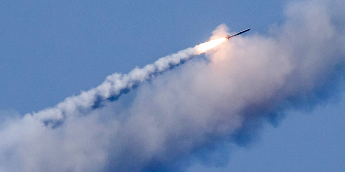 Sức mạnh của tên lửa hành trình Kalibr được đánh giá rất cao, tầm hoạt động của nó có thể lên tới tối đa 2.500km (ngang với tên lửa Tomahawk của Mỹ), trần bay cao 1.000m, với gia tốc tối đa đạt tới Mach 2.9 với động cơ nhiên liệu rắn đa tầng, đặc biệt là có thể được trang bị đầu đạn hạt nhân nặng 500kg. Nguồn ảnh: popularmechanics.com.