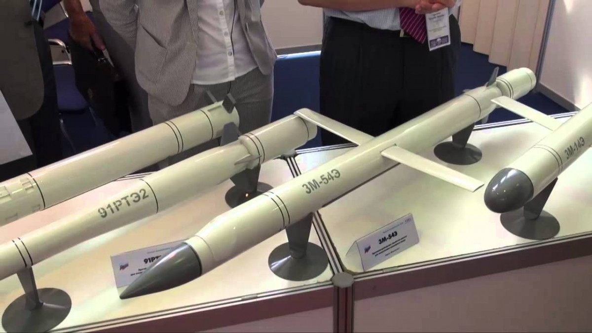 Siêu tên lửa hành trình Kalibr cũng là một trong những vũ khí chính xác cao cực kỳ đáng gờm của Quân đội Nga hiện tại, với khả năng dẫn hướng chuẩn xác bằng quán tính, hoạt động cùng với dẫn hướng bằng radar chủ động ở hành trình cuối và sự hỗ trợ của vệ tinh DSMAC. Nguồn ảnh: VOV.