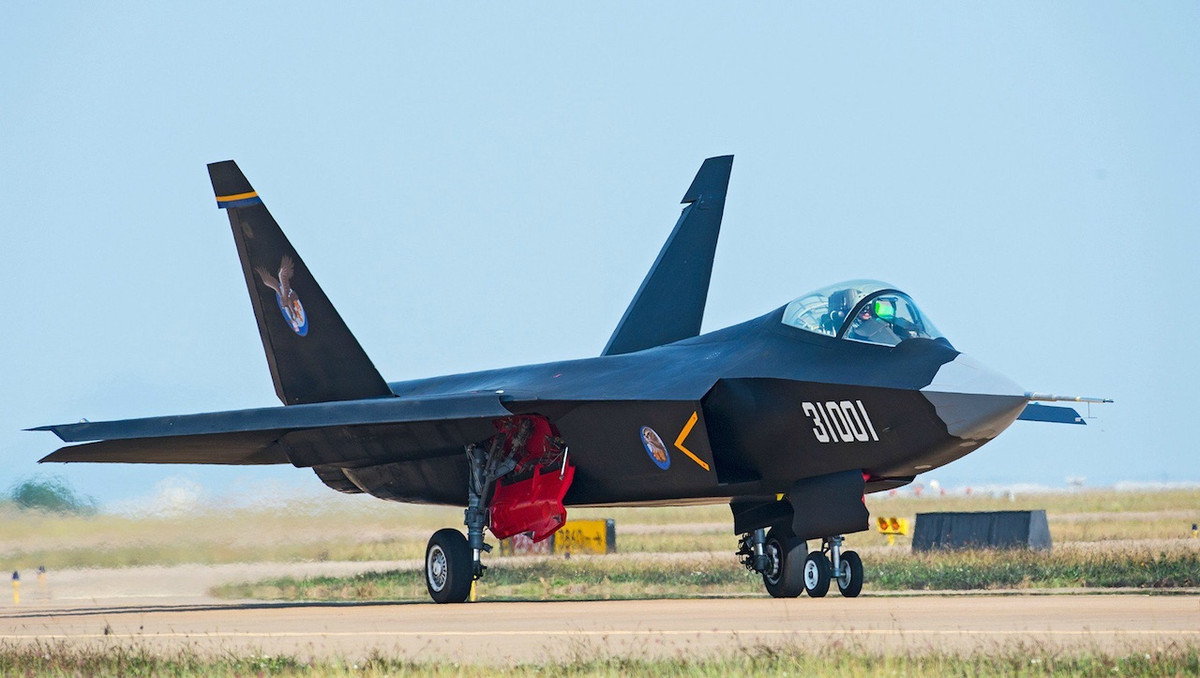 Ngoài ra, còn có một chiến đấu cơ tàng hình khác được Trung Quốc phát triển hiện nay là các FC-31, chúng có thể sẽ là các máy bay chiến đấu trên tàu sân bay tiếp theo của Trung Quốc để thay thế cho tiêm kích J-15 nặng nề. Nguồn ảnh: Sino Defence.