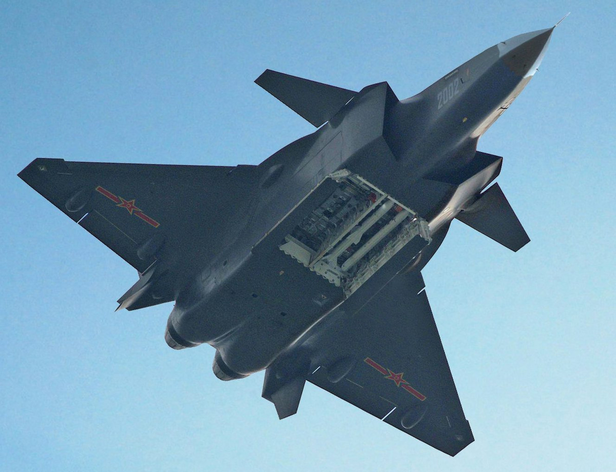 Tại phần cuối cùng, chúng ta sẽ đến với thành tựu đáng tự hào nhất của lực lượng PLAAF Trung Quốc, chính là khi, lực lượng này đã có cho mình mẫu máy bay chiến đấu thế hệ thứ 5 “đóng mác” quốc gia là mẫu chiến đấu cơ J-20 Mighty Dragon, sánh ngang với các cường quốc quân sự hàng đầu thế giới như Mỹ và Nga. Nguồn ảnh: Sino Defence.