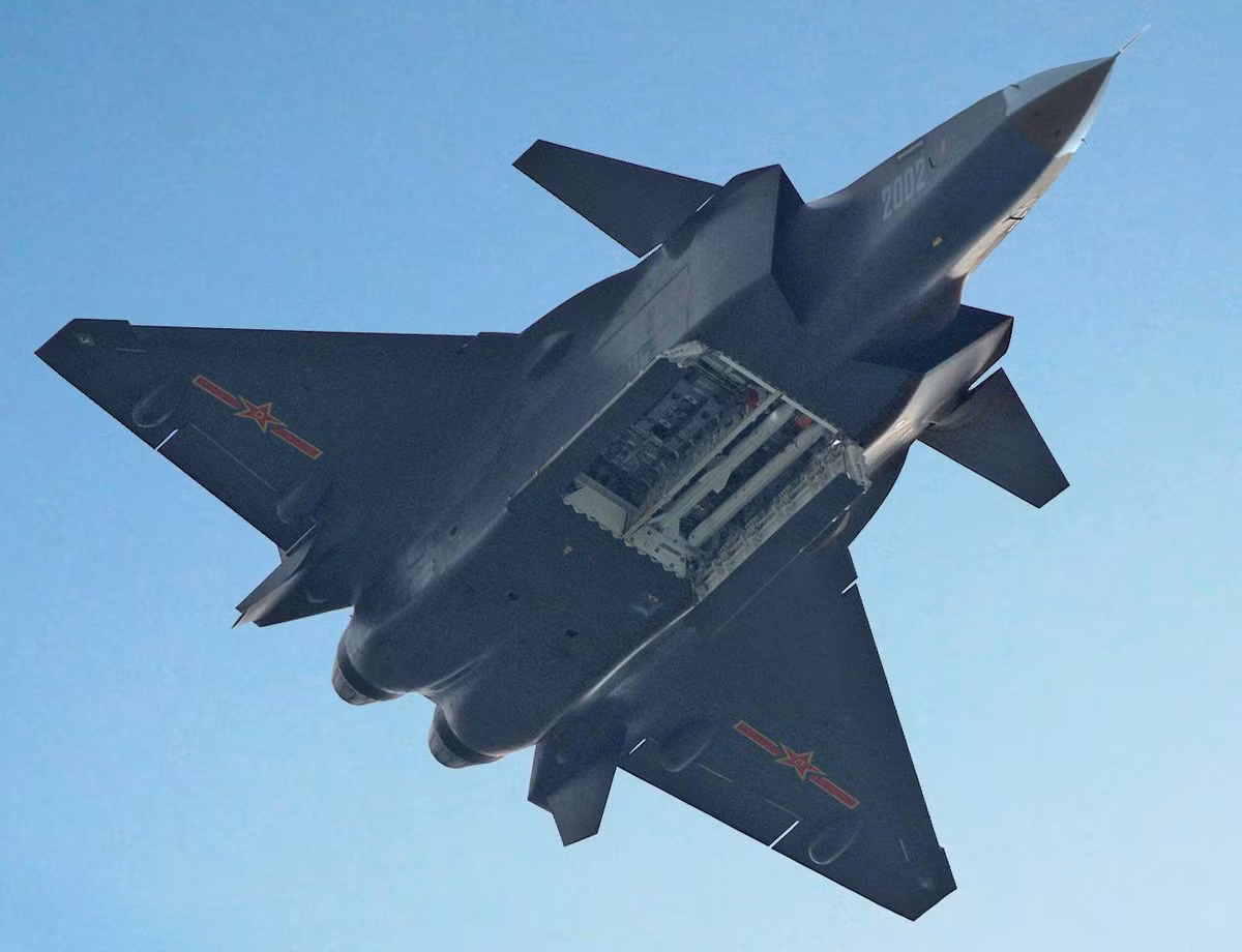 Tại phần cuối cùng, chúng ta sẽ đến với thành tựu đáng tự hào nhất của lực lượng PLAAF Trung Quốc, chính là khi, lực lượng này đã có cho mình mẫu máy bay chiến đấu thế hệ thứ 5 “đóng mác” quốc gia là mẫu chiến đấu cơ J-20 Mighty Dragon, sánh ngang với các cường quốc quân sự hàng đầu thế giới như Mỹ và Nga. Nguồn ảnh: Sino Defence.