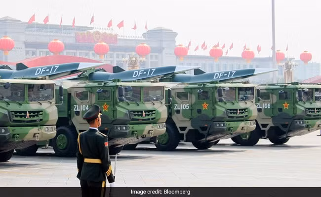 Các chuyên gia cũng nhận định rằng, công nghệ - kỹ thuật của Trung Quốc cũng tiến bộ rất nhanh và rõ rệt, nước này thậm chí có thể giải quyết vấn đề động cơ trước đây gây cản trở cho các chiến đấu cơ của mình, và cho ra đời các loại tên lửa tân tiến đầy sức “hăm doạ”. Nguồn ảnh: Bloomberg.