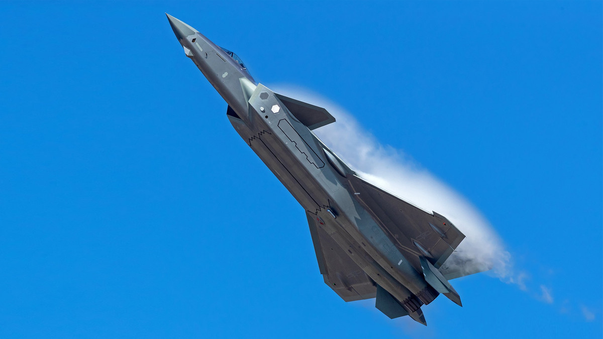 Về tốc độ, chúng được trang bị bộ động cơ đôi (tuy chưa biết chắc là loại nào), nhưng theo các chuyên gia đánh giá sơ bộ, các chiến đấu cơ J-20 có thể sẽ đạt được vận tốc tối đa lên đến Mach 2, hoạt động bền bỉ trong phạm vi tới 5.500km, trần bay có thể lên đến 20.000m phục vụ. Nguồn ảnh: ubackground.com.