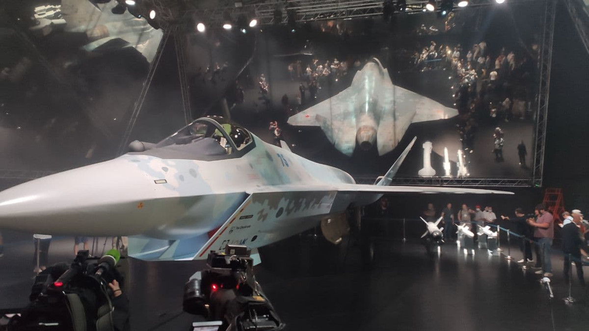 Với những gì được biết, Su-75 Checkmate sở hữu hiệu năng và khả năng tác chiến vượt trội, tiêm kích này sở hữu gia tốc tối đa lên tới Mach 2 theo các đánh giá, mang khả năng bay bền bỉ với chặng đường dài tới 3.000km trước khi cần tiếp nhiên liệu, trân bay phục vụ có thể đạt tới 12.000m hoặc thậm chí hơn, và chỉ mang trọng lượng khoảng 7,4 tấn. Nguồn ảnh: infonavigator.com.ua.