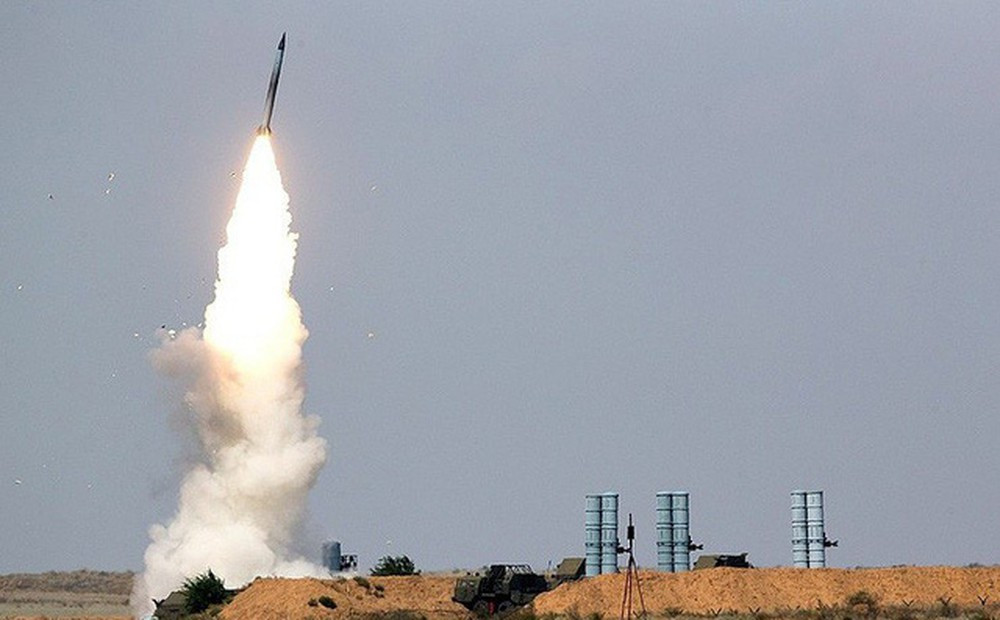 Các S-350E Vityaz sở hữu tầm bắn dao động từ 1,5km cho tới tối đa 60km, độ cao mục tiêu từ 10-30km, đặc biệt với các tên lửa đạn đạo có thể triệt hạ trong vòng 1,5-30km, độ cao đạt từ 2-25km. Nguồn ảnh: QQ.