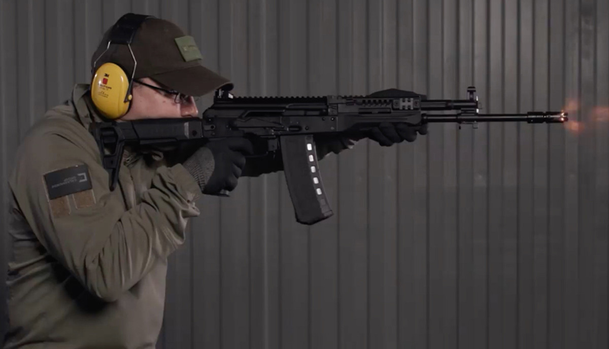 Tuy nhẹ nhàng và tiện lợi, nhưng sức mạnh của loại súng trường tấn công này vẫn được đảm bảo với khả năng của mình, chúng sở hữu tốc độ bắn lên tới 700 vòng đạn/ phút, tầm bắn hiệu quả nhất được đánh giá là trong vòng 500m, hoàn toàn tối ưu khi binh sĩ đang hoạt động trong môi trường khắc nghiệt. Nguồn ảnh: list23.com.