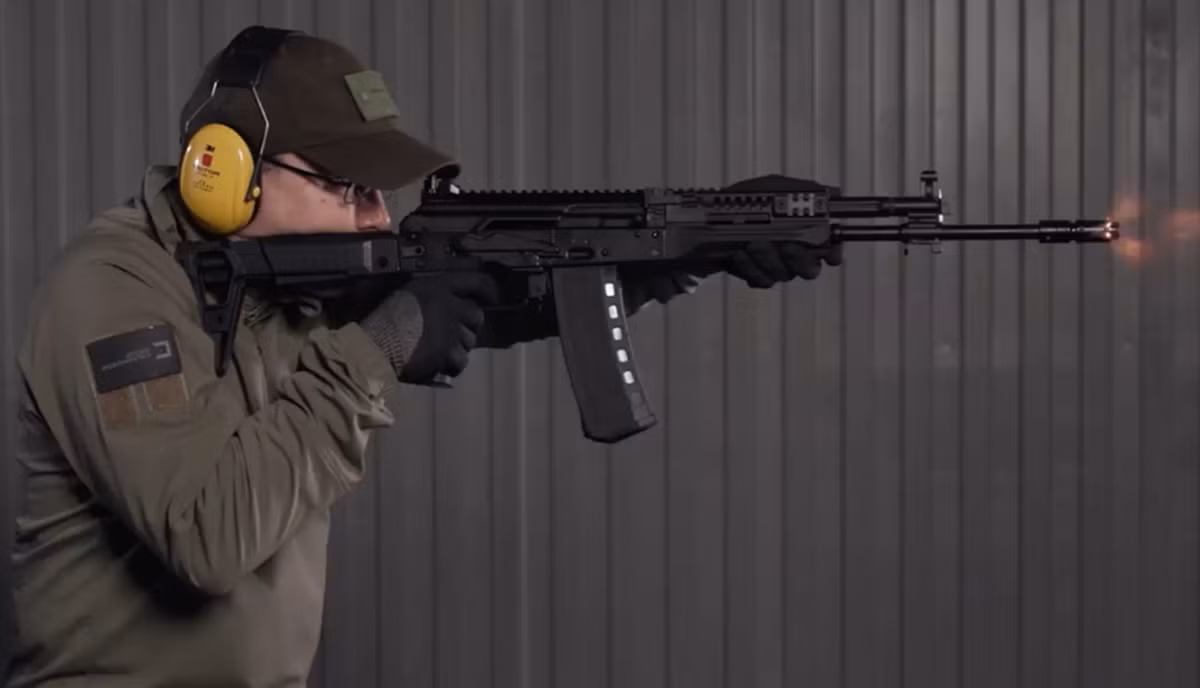 Tuy nhẹ nhàng và tiện lợi, nhưng sức mạnh của loại súng trường tấn công này vẫn được đảm bảo với khả năng của mình, chúng sở hữu tốc độ bắn lên tới 700 vòng đạn/ phút, tầm bắn hiệu quả nhất được đánh giá là trong vòng 500m, hoàn toàn tối ưu khi binh sĩ đang hoạt động trong môi trường khắc nghiệt. Nguồn ảnh: list23.com.