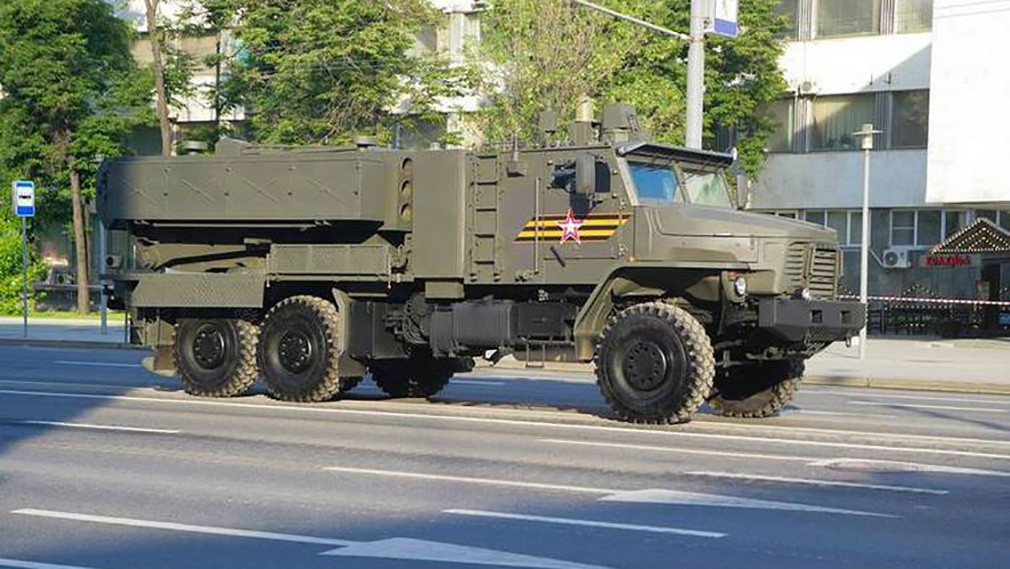 Nhờ những phát triển cải tiến trên, hệ thống phun lửa hạng nặng TOS-2 sở hữu khả năng cơ động trên các địa hình hiểm trở, hoạt động bền bỉ, sức tấn công mạnh mẽ, thực sự phù hợp với các quốc gia có điều kiện thời tiết khắc nghiệt và địa hình hiểm trở như các quốc gia châu Phi cận sa mạc Sahara. Nguồn ảnh: pan.bg.