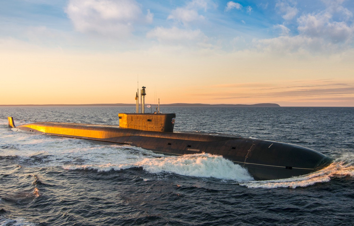 Cùng với đó, chúng ta còn có sự hiện diện của các tàu ngầm hạt nhân lớp Borey của Hải quân Nga đại diện cho lực lượng hàng hải, với khả năng vượt trội khi có thể lặn sâu tới 950m theo những gì được biết, và trang bị cả tên lửa SLBM Bulava trứ danh. Nguồn ảnh: goodfon.com.