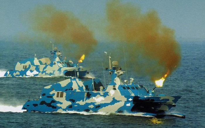 Trong một kịch bản xung đột tổng hợp ở vùng biển ven bờ, các tàu sẽ dựa vào khả năng tàng hình của tàu giúp tồn tại đủ lâu để thực hiện các cuộc tấn công tên lửa áp đảo và sống sót.