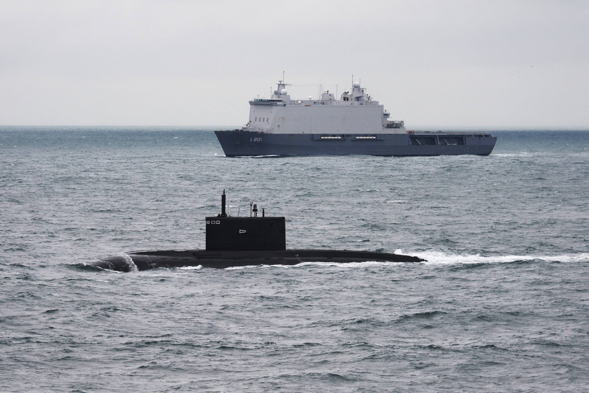 Độ sâu tối đa theo thiết kế của loại tàu ngầm này là 240 mét, nhưng độ sâu hoạt động tối đa là 300 mét và tầm hoạt động lên tới 10.000 km. 