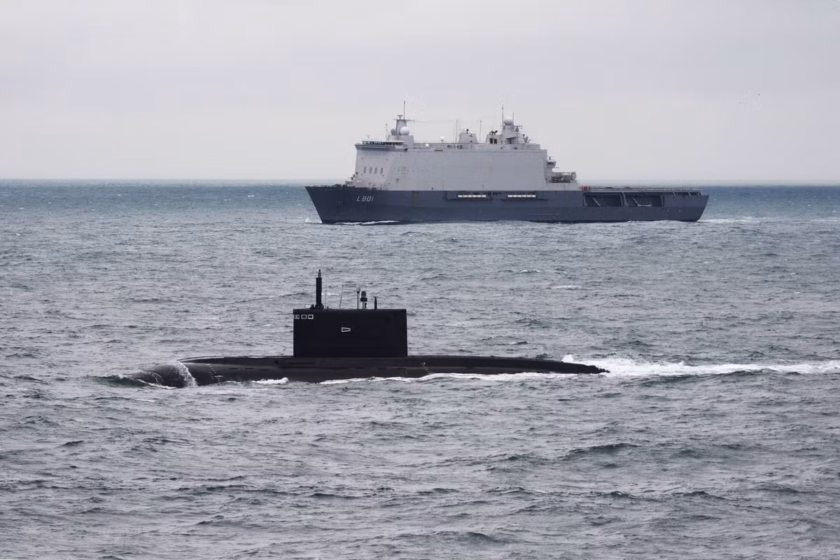 Độ sâu tối đa theo thiết kế của loại tàu ngầm này là 240 mét, nhưng độ sâu hoạt động tối đa là 300 mét và tầm hoạt động lên tới 10.000 km. 