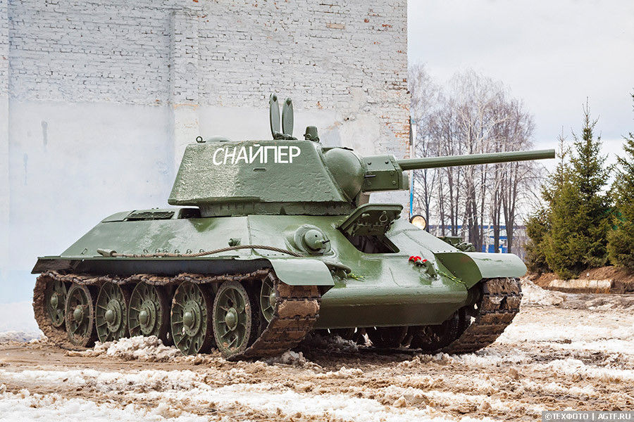 Vũ khí chính của các chiến xa T-34 này dòng pháo tăng F-34 cỡ 76,2 ly cực kỳ mạnh mẽ trong thời điểm đó, cùng với đó chúng còn được trang bị thêm 2 khẩu đại liên DT cỡ nòng 7,62 ly để hổ trợ hoả lực trong tác chiến, giúp chúng dễ dàng chiếm được ưu thế trên chiến trường. Nguồn ảnh: agtf.ru.