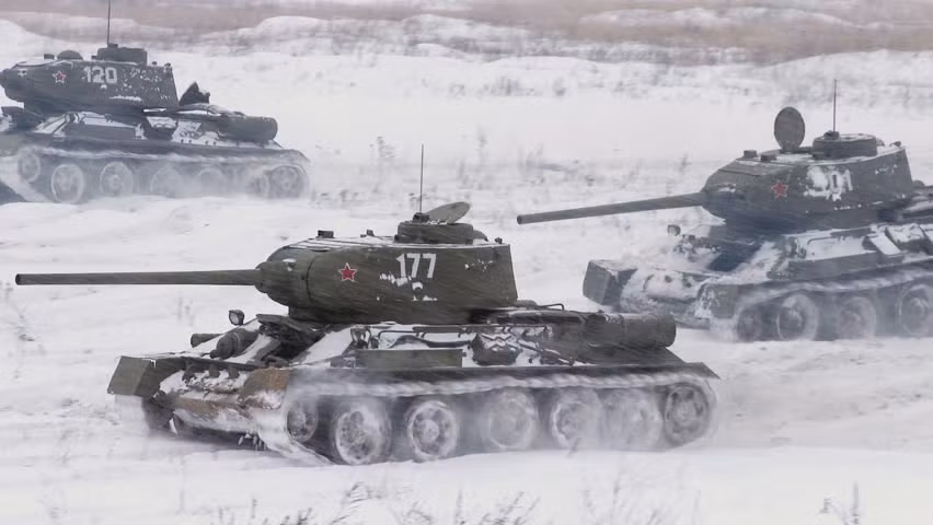 Các xe tăng chiến đấu hạng trung T-34 này đã được trang bị các bộ động cơ diesel mạnh mẽ, giúp các chiến xa này đạt tốc độ tối đa lên tới 53km/h, hoạt động bền bỉ liên tục trong phạm vi tối đa lên tới 400km. Nguồn ảnh: stock-clip.com.