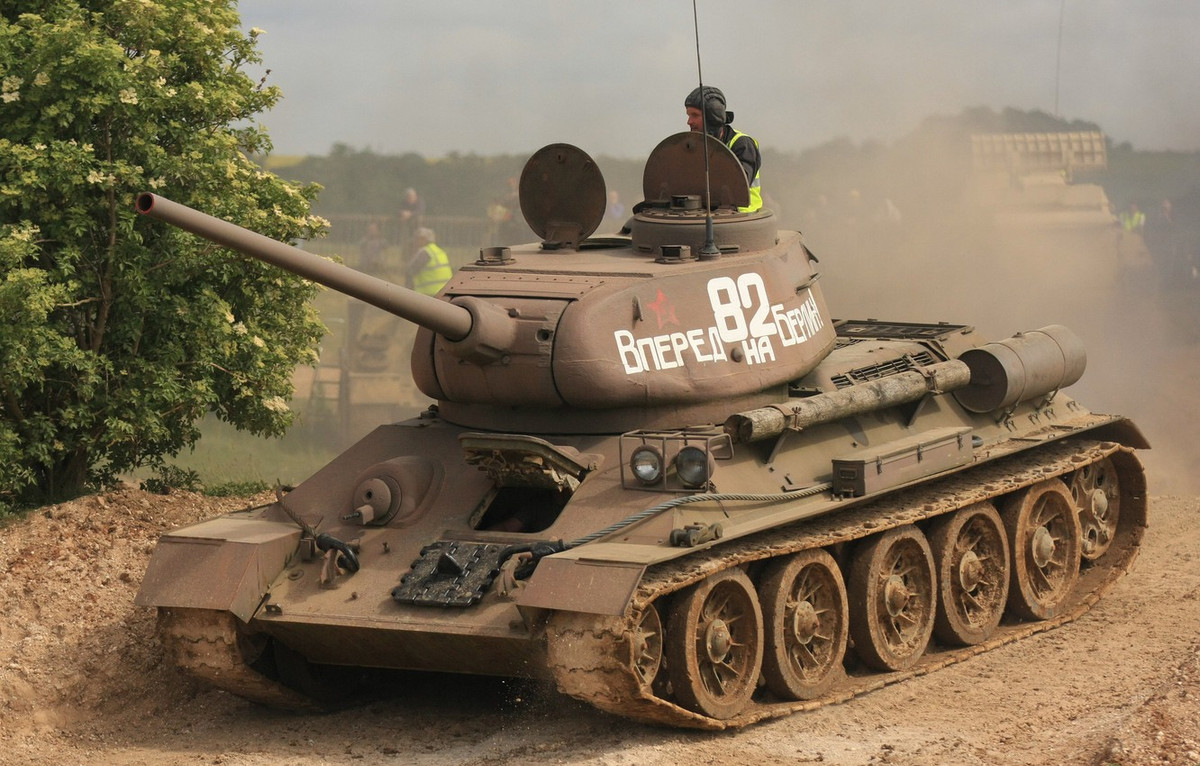 Và phải công nhận rằng, các xe tăng T-34 luôn là một “huyền thoại”, chúng phục vụ nhiều thập kỷ sau chiến tranh, ví dụ như mẫu xe tăng T-34-85 kể trên, chúng vẫn được sử dụng như phương tiện huấn luyện chiến đấu ở các nước như Châu Phi, còn Sherman thì không tồn tại lâu như vậy. Nguồn ảnh: goodfon.com.