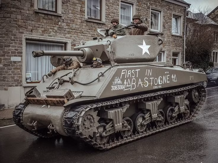 Đúng hơn cả, có thể nhận xét rằng, các xe tăng Sherman của Mỹ có thể nói là tốt nhất của Quân đội Mỹ lúc bấy giờ trong Thế chiến thứ II. Nguồn ảnh: Pinterest.