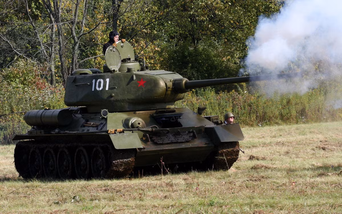 Và ngay trong thời điểm hiện tại, vẫn có 10 quốc gia bao gồm cả Nga (Liên Xô cũ) hiện vẫn sử dụng các chiến xa mạnh mẽ này trong nhiều nhiệm vụ khác nhau. Nguồn ảnh: goodfon.com.