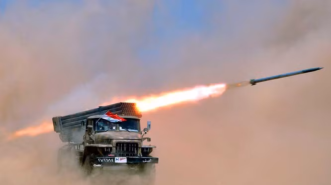 Trong khi đó, BM-21 là một loại pháo phản lực được thiết kế trên khung xe tải của Nga. Tầm bắn của chúng lên đến 40km và rất hữu hiệu khi dùng chúng chống lại đội hình bộ binh, các doanh trại, tiêu diệt trận địa pháo binh, điểm tập kết xe cơ giới cũng như các hệ thống hầm hào kiên cố của địch trên diện rộng.