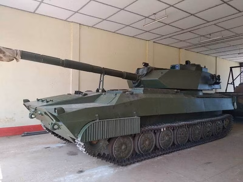 Gvozdika là hệ thống pháo tự hành trên xe tăng bánh xích của Nga, vũ khính chính của nó là lựu pháo 2A18 122mm với tốc độ bắn lên tới 5 vòng/ phút.