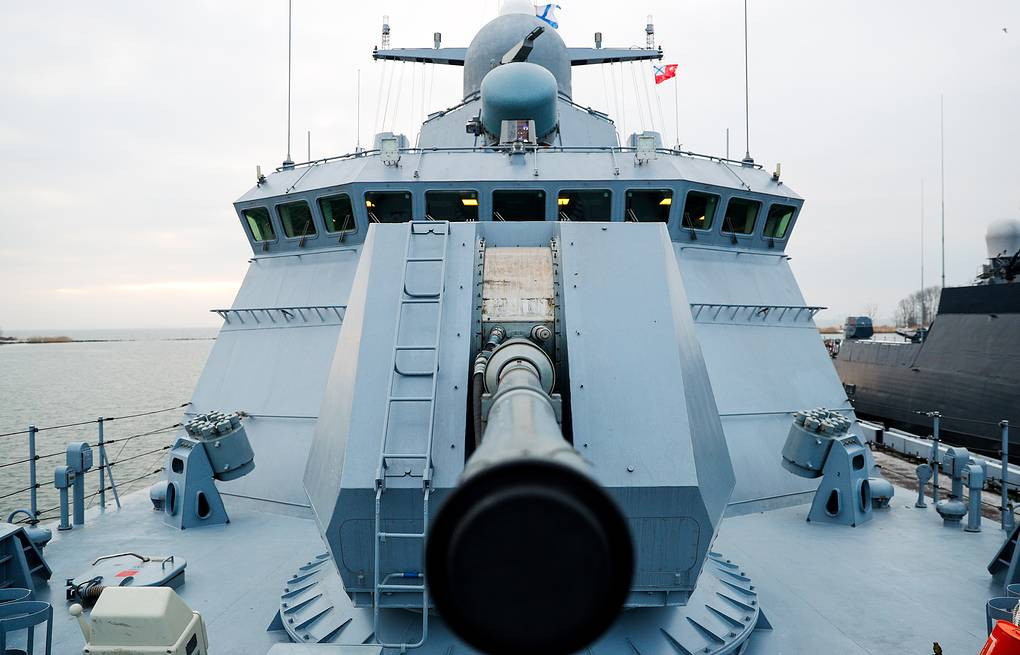 Ngoài các tên lửa, để hỗ trợ công tác trong chiến sự và tự vệ, các tàu hộ tống này đều được trang bị cho mình hệ thống súng máy, pháo hải quân tự động bao gồm 2 khẩu AK-630M, 1 khẩu AK-176 và 2 khẩu Kord.