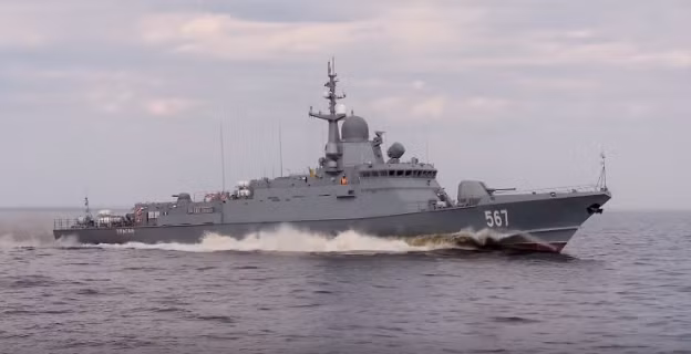 Dù có trọng tải lớn, thế nhưng những con tàu này vẫn rất cơ động, được trang bị cho mình 3 bộ động cơ diesel Zvezda M-507D1 và 3 máy phát điện DGAS-315. Cho phép các tàu hộ tống tên lửa này có thể đạt vận tốc tối đa lên đến 30 hải lý/giờ và lênh đênh trên hải trình suốt 15 ngày liên tục.