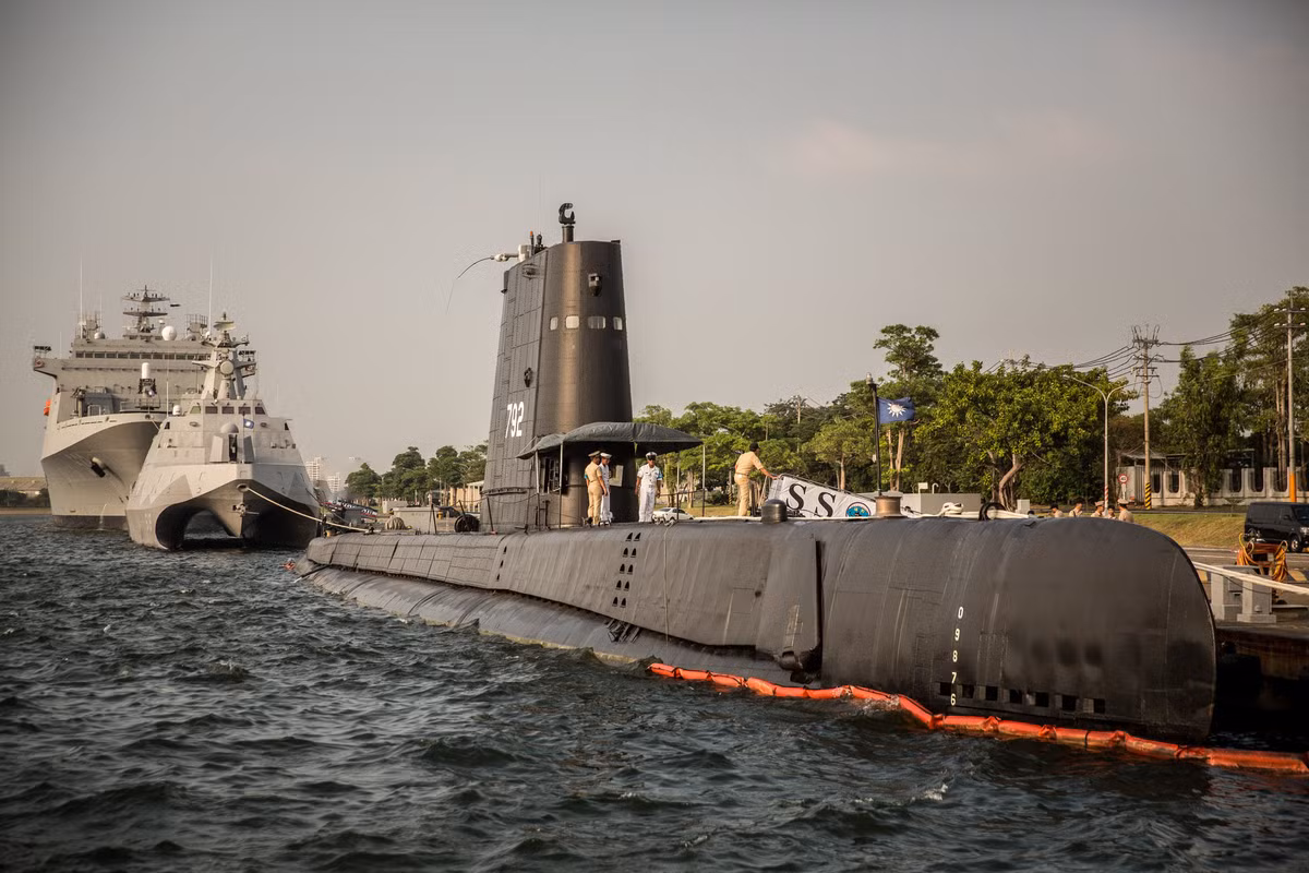 Hoặc cũng có thể mang theo tên lửa hành trình UGM-84 Harpoon đã cũ kỹ, hiệu quả không tốt.