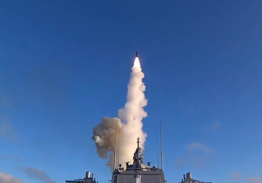 Vào cuối tháng 10 vừa qua, khinh hạm này cũng đã được thực hành bắn vào các mục tiêu bay trên không, và các mục tiêu di chuyển trên biển từ hệ thống tên lửa Poliment-Redut mới của Nga, tại vùng biển Barents.