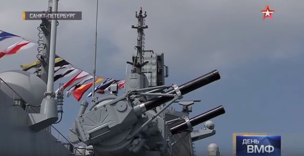 Kết hợp với các vũ khí nổ mạnh mẽ, Đô Đốc Gorshkov còn được trang bị súng máy hải quân Arsenal A-192M cỡ nòng đại 130mm, tới 2 khẩu súng máy MTPU 14.5mm, được phân bố hợp lý nhằm bổ sung năng lực tác chiến và tự vệ hiệu quả.