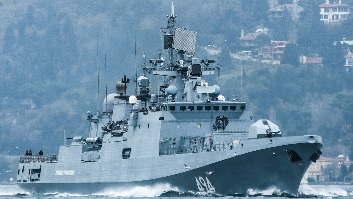 Trước đó vào năm 2020, khinh hạm Đô đốc Makarov cũng đã hoạt động tại Hải đội Địa Trung Hải này của Hải quân Nga cùng với khinh hạm Đô đốc Grigorovich. Và khinh hạm Đô đốc Makarov đã được đưa về Sevastopol để bảo dưỡng định kỳ.