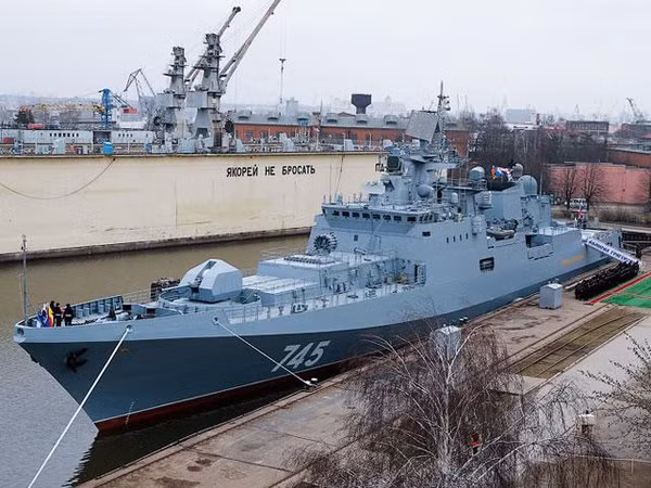 Hai con tàu Đô đốc Grigorovich và Đô đốc Essen lần lượt là các khinh hạm hạng nặng lớp Krivak IV đầu tiên của Dự án 11356 và được đóng nối tiếp nhau bởi nhà máy đóng tàu Yantar của Nga.