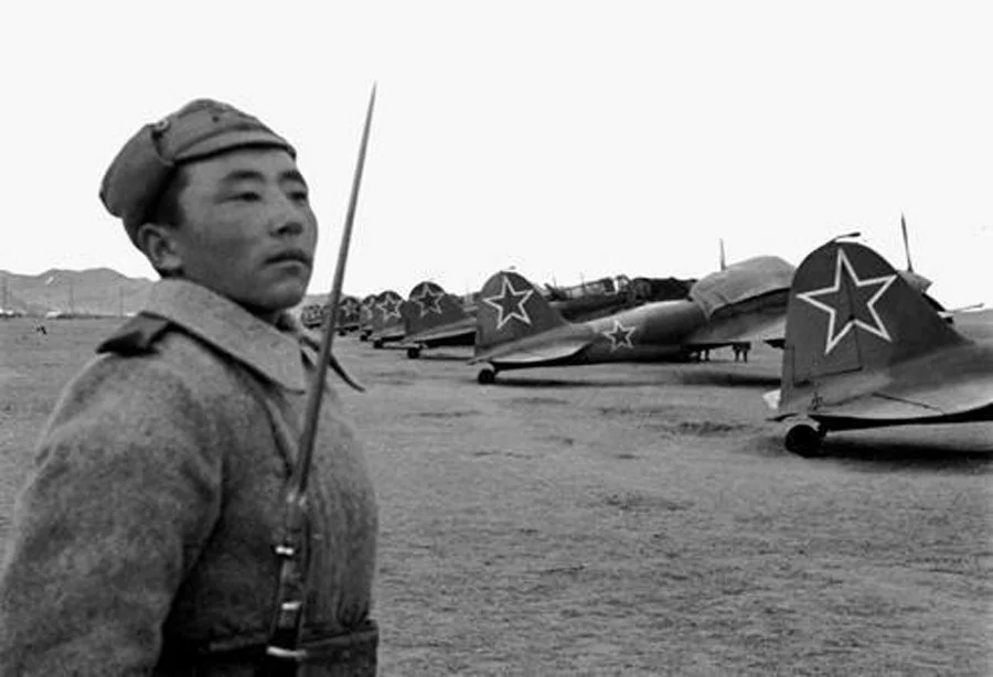 Đến mùa hè năm 1943, với nguồn quỹ được viện trợ từ Mông Cổ, thậm chí Hồng quân Liên Xô đã thành lập một phi đội mới là Phi đội Máy bay Chiến đấu số 2, còn được gọi với cái tên là Phi đội Arat Mông Cổ.