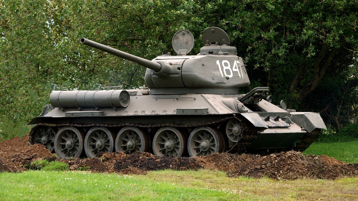 Về các T-34, đây là các chiến xa hạng nặng chủ lực của Liên Xô lúc bấy giờ, các MBT này của Liên Xô sử dụng loại pháo tăng F-34 76,2 ly làm vũ khí chính, kèm với đó là 2 khẩu đại liên DT 7,62 ly đi kèm hỗ trợ, là một nền tảng sức mạnh lớn của Hồng Quân thời điểm đó trên mặt trận.