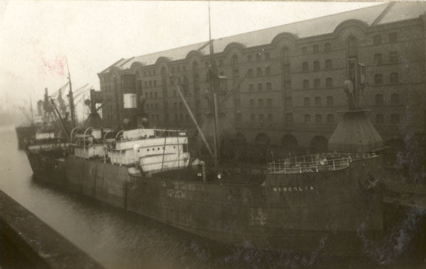 Và đến tháng 10 cùng năm, chuyến tàu đầu tiên từ Mông Cổ đã xuất chinh đến Liên Xô, trên đó đã chở đầy các áo khoác da cừu, áo khoác lông thú, găng tay ấm, ủng nỉ, áo len và thắt lưng. Tất cả các vật phẩm này đã được tạo nên bởi các công dân Mông Cổ lúc đó một cách hoàn toàn thủ công.