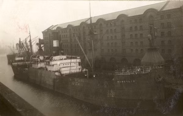 Và đến tháng 10 cùng năm, chuyến tàu đầu tiên từ Mông Cổ đã xuất chinh đến Liên Xô, trên đó đã chở đầy các áo khoác da cừu, áo khoác lông thú, găng tay ấm, ủng nỉ, áo len và thắt lưng. Tất cả các vật phẩm này đã được tạo nên bởi các công dân Mông Cổ lúc đó một cách hoàn toàn thủ công.