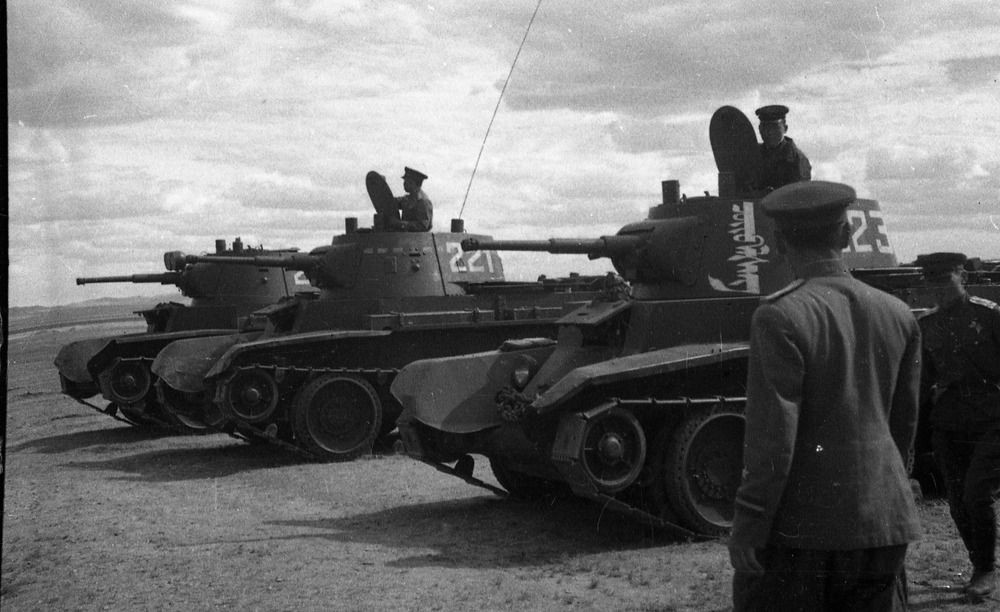 Ngoài những điều trên, vào tháng 1/1942, ban lãnh đạo của nước Cộng hoà nhân dân Mông Cổ đã quyết định bắt đầu quyên góp kinh phí lớn cho Liên Xô, để họ có thể tạo xe tăng cho Hồng quân.