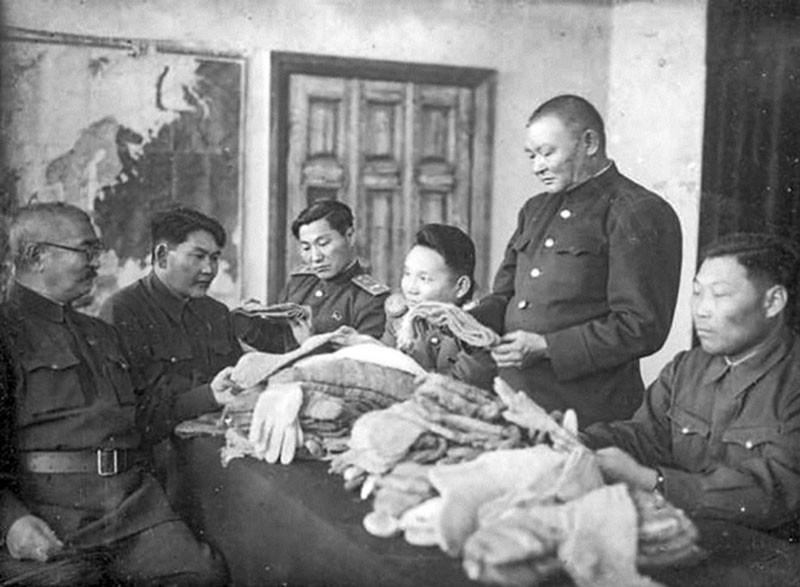 Còn về len, Mông Cổ thậm chí còn vượt qua số lượng 54.000 tấn được Mỹ viện trợ, họ đã viện trợ cho đồng mình phương Bắc của mình tới 64.000 tấn len, có thể nói, có tới 1/5 số lượng áo len của Hồng quân sử dụng là từ Mông Cổ.